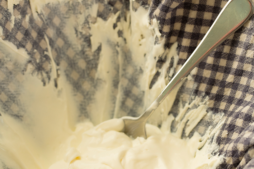 hangop in een theedoek met lepel